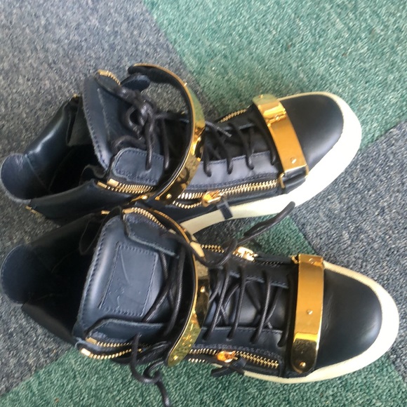 Shoes - Picture 2 of 4